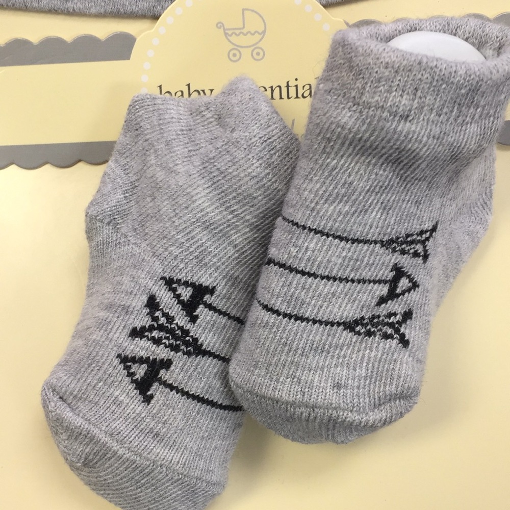 Baby essentials Hat & Socks - Picture 2 of 4